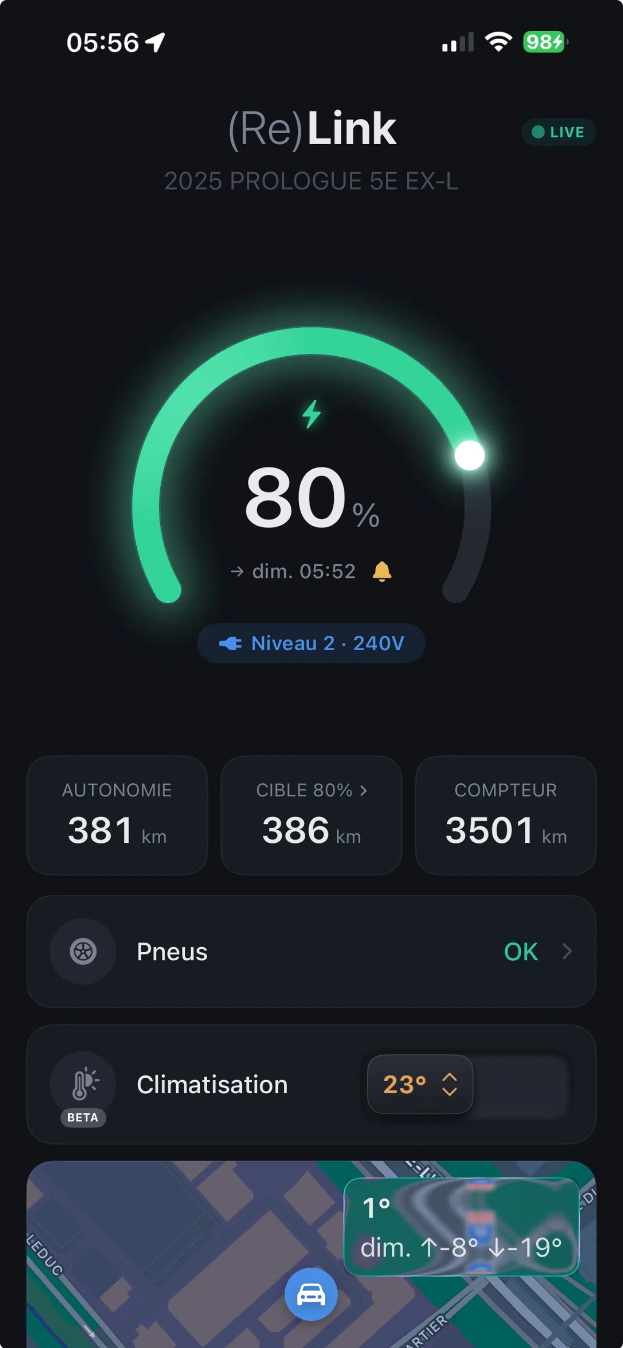 Tableau de bord ReLink affichant la batterie à 65%, l'état de recharge, l'autonomie, la pression des pneus et la climatisation